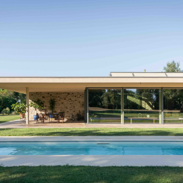 Three patios for a contemporary domus in relation to the landscape